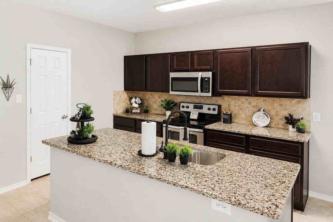 2021 Meadow Park Dr - Photo 4 of 21