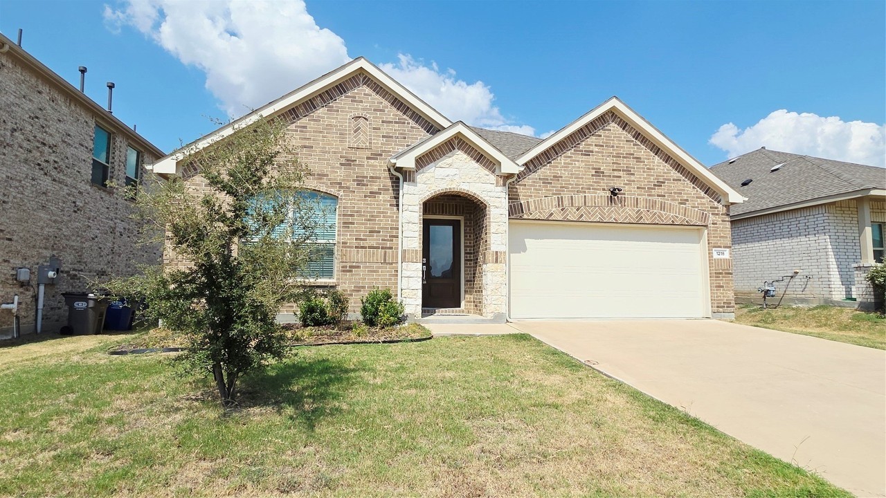 1218 Smoketree Ln - Photo 2 of 24