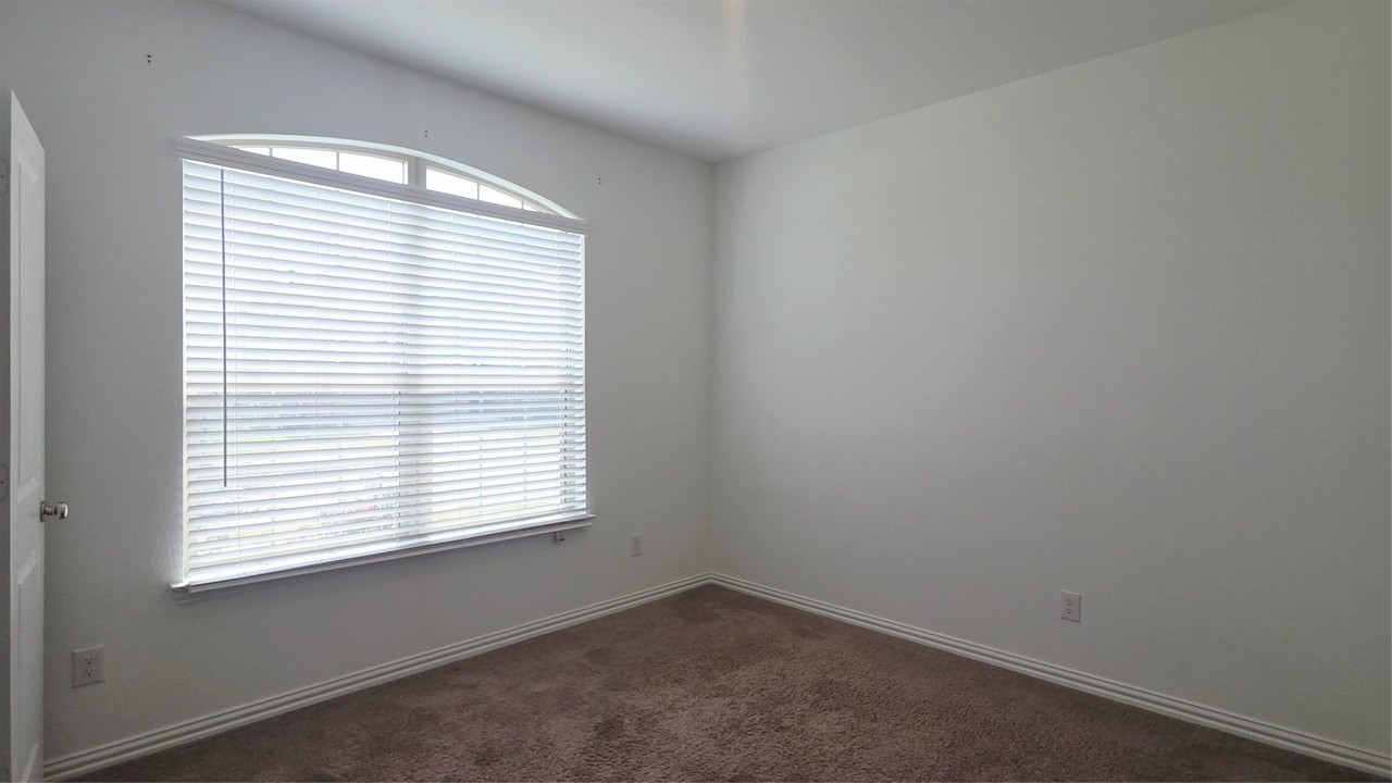 1218 Smoketree Ln - Photo 4 of 24