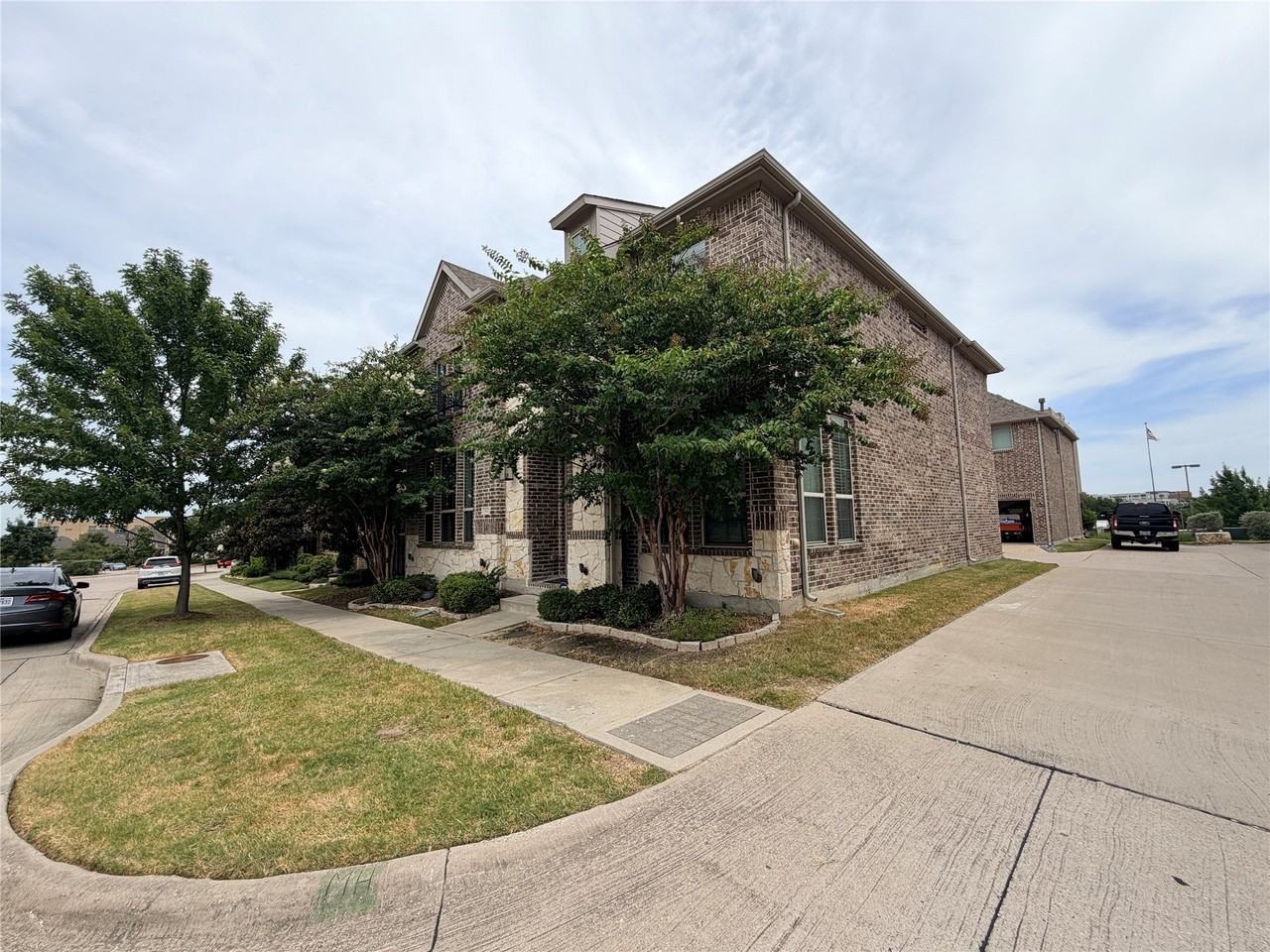 2432 Cathedral Dr - Photo 2 of 3