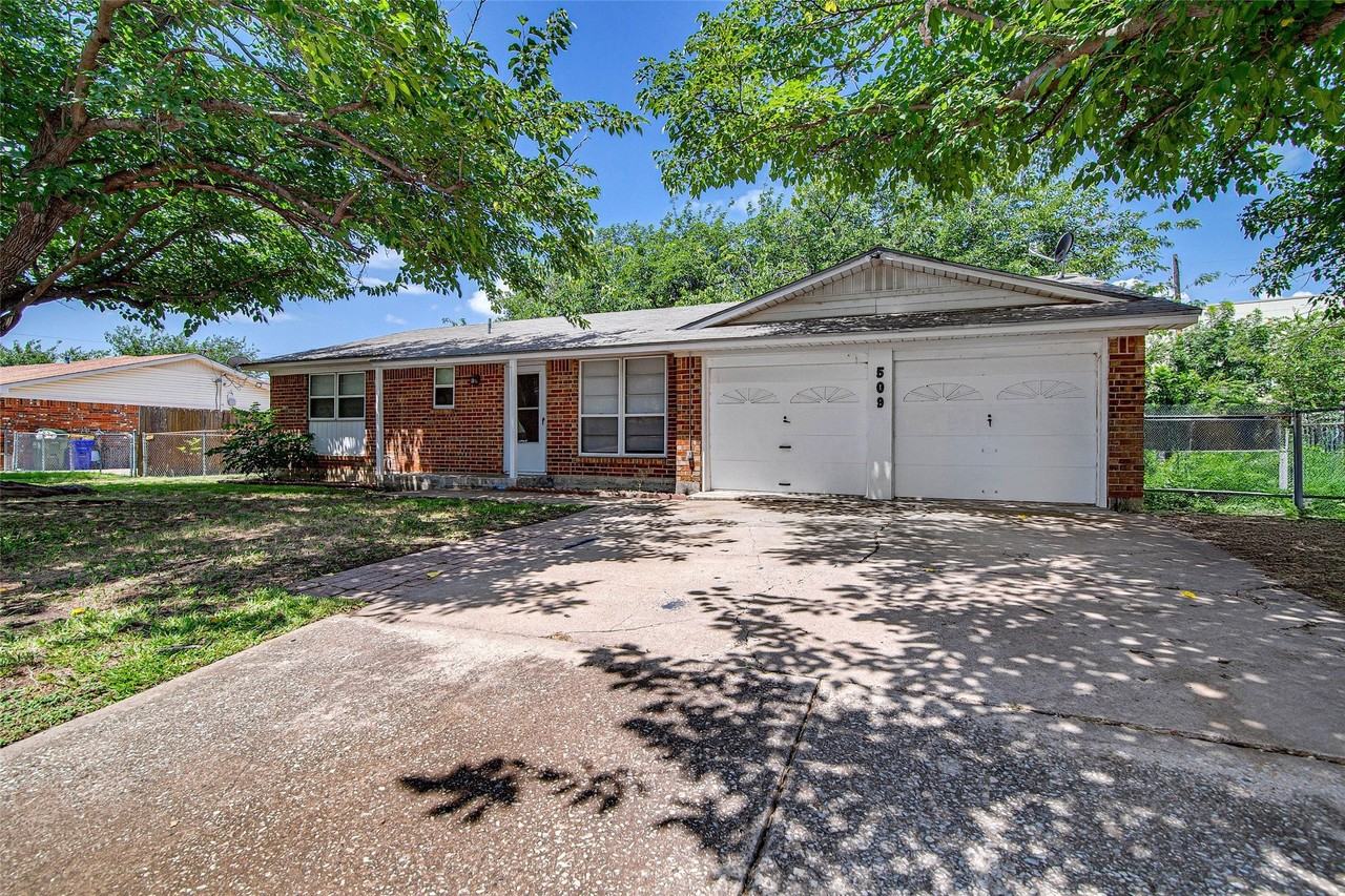 509 Branch Cir W - Photo 2 of 25