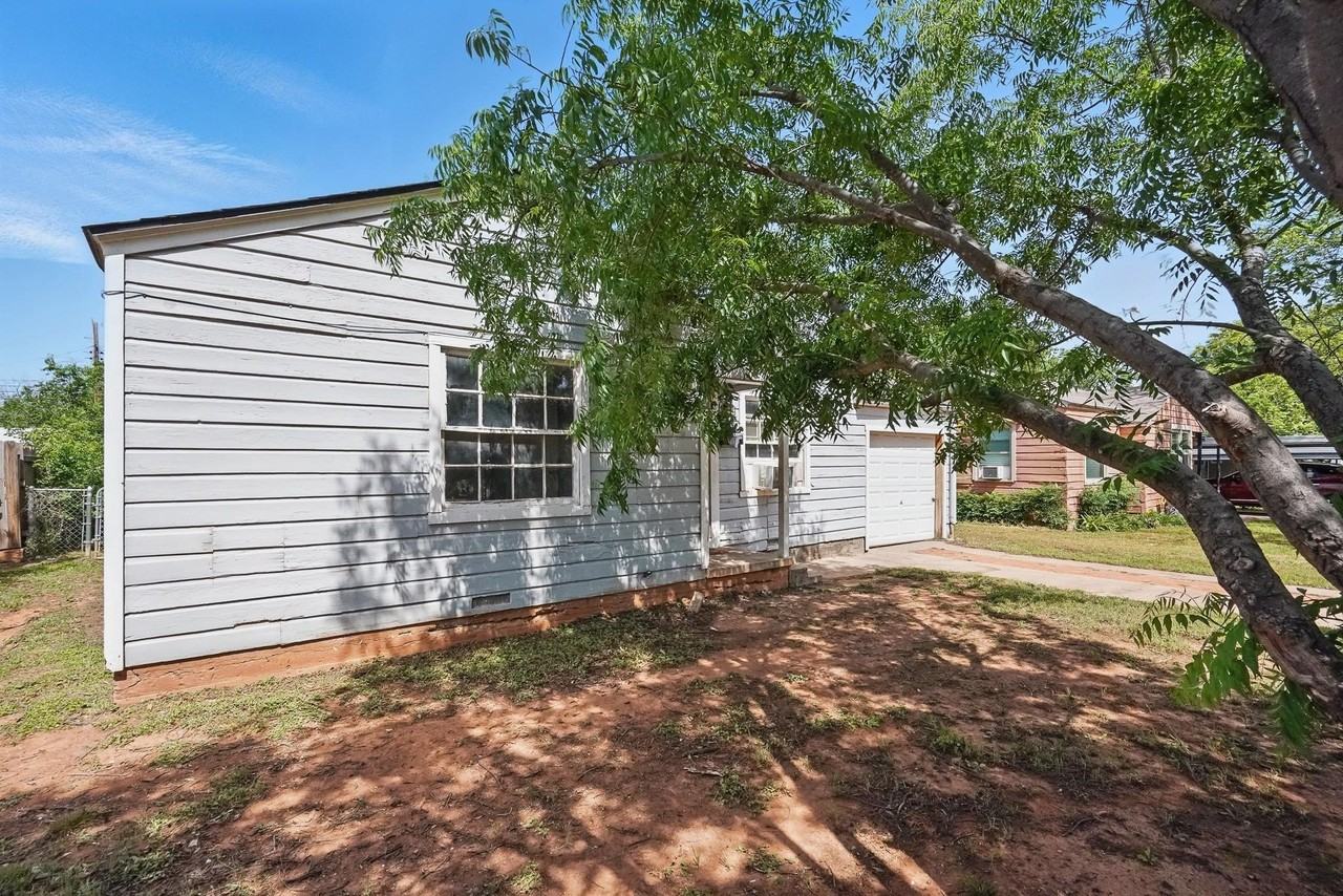 1526 Green St - Photo 4 of 31