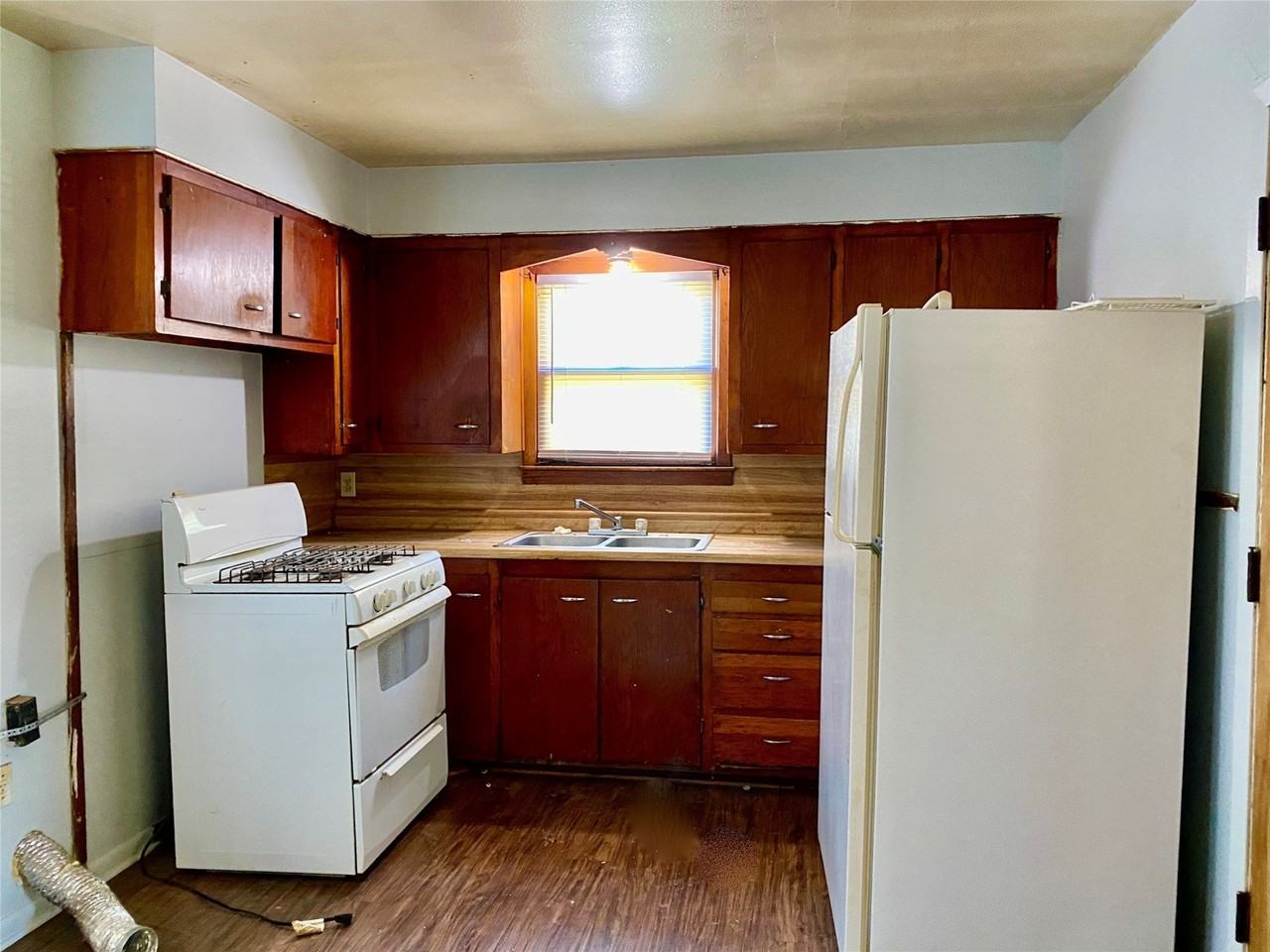 2726 Beech St - Photo 4 of 9