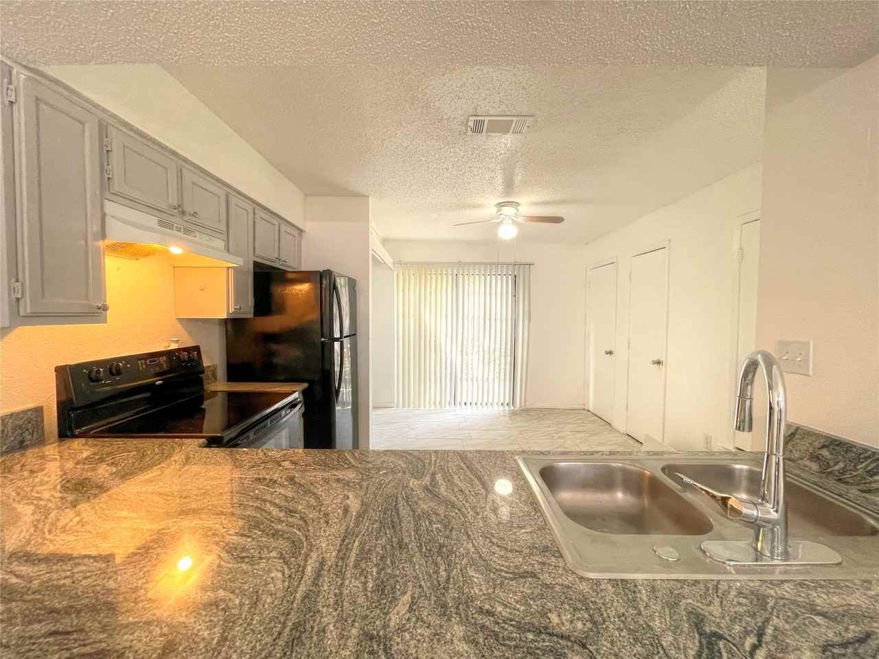 1032 Mckinley St #B - Photo 3 of 18