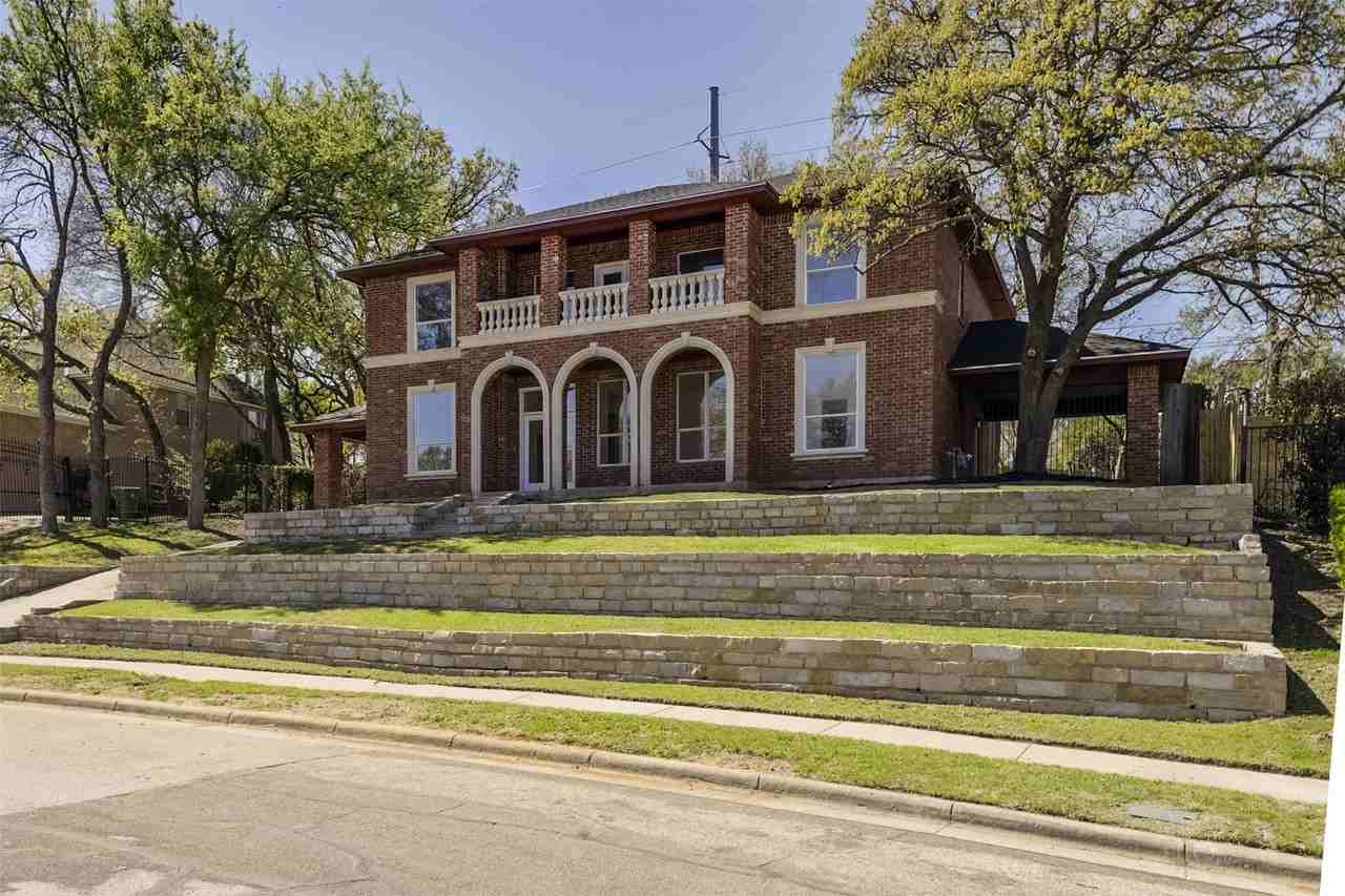 2916 Forestwood Dr - Photo 2 of 37
