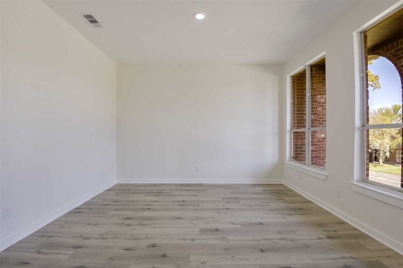 2916 Forestwood Dr - Photo 5 of 37