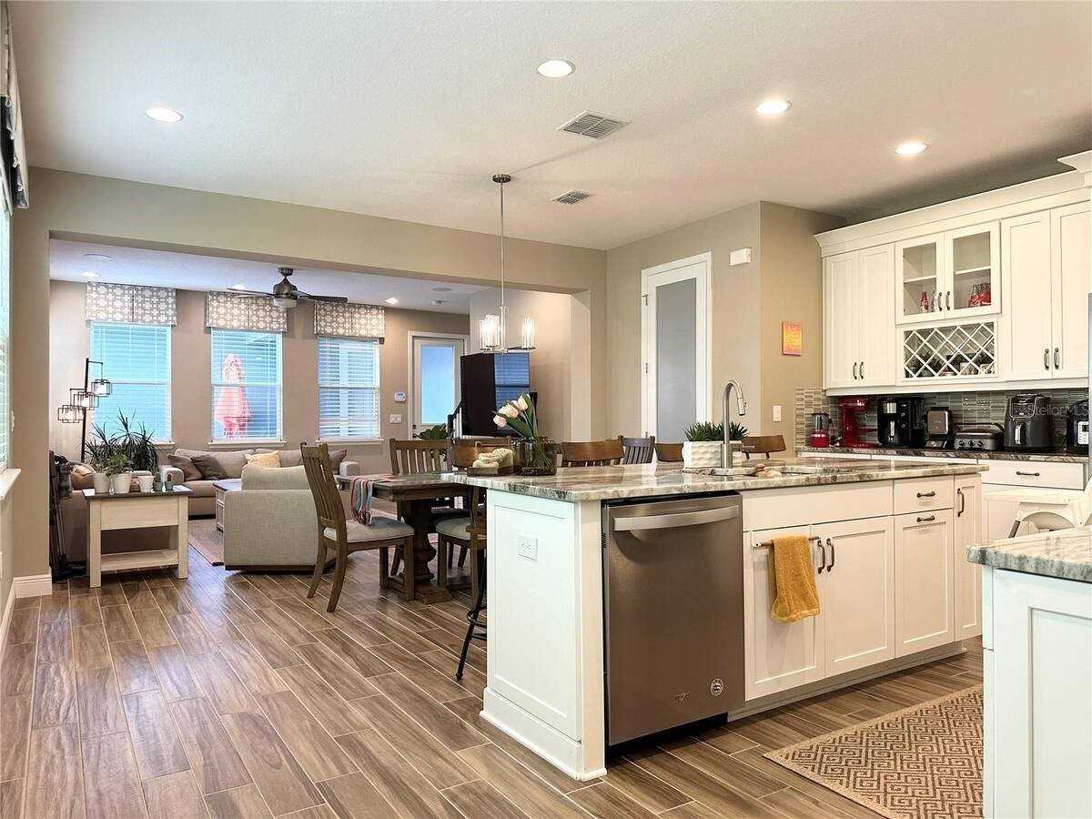 15824 Marina Bay Dr - Photo 6 of 36