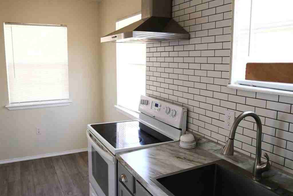 1100 W Stockton St - Photo 4 of 14