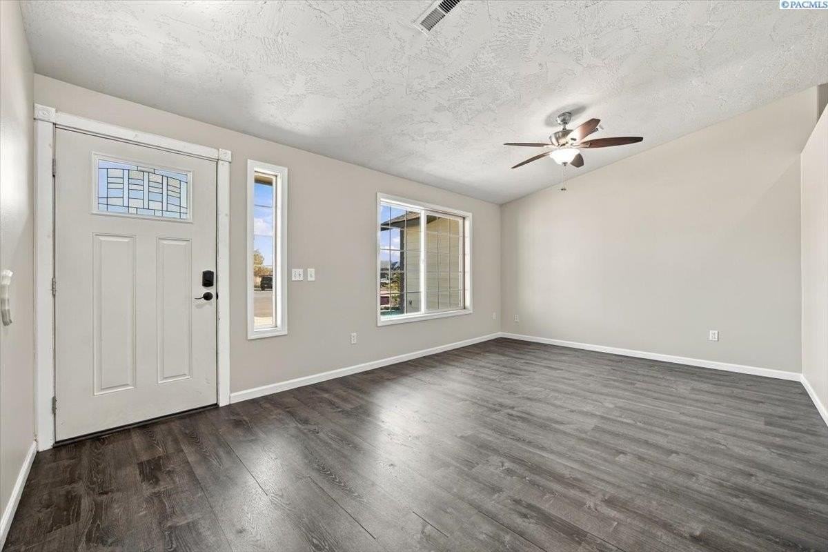4910 S Washington Pl - Photo 6 of 33