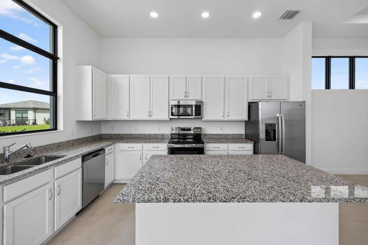 7920 Sw Andrea Way - Photo 7 of 27