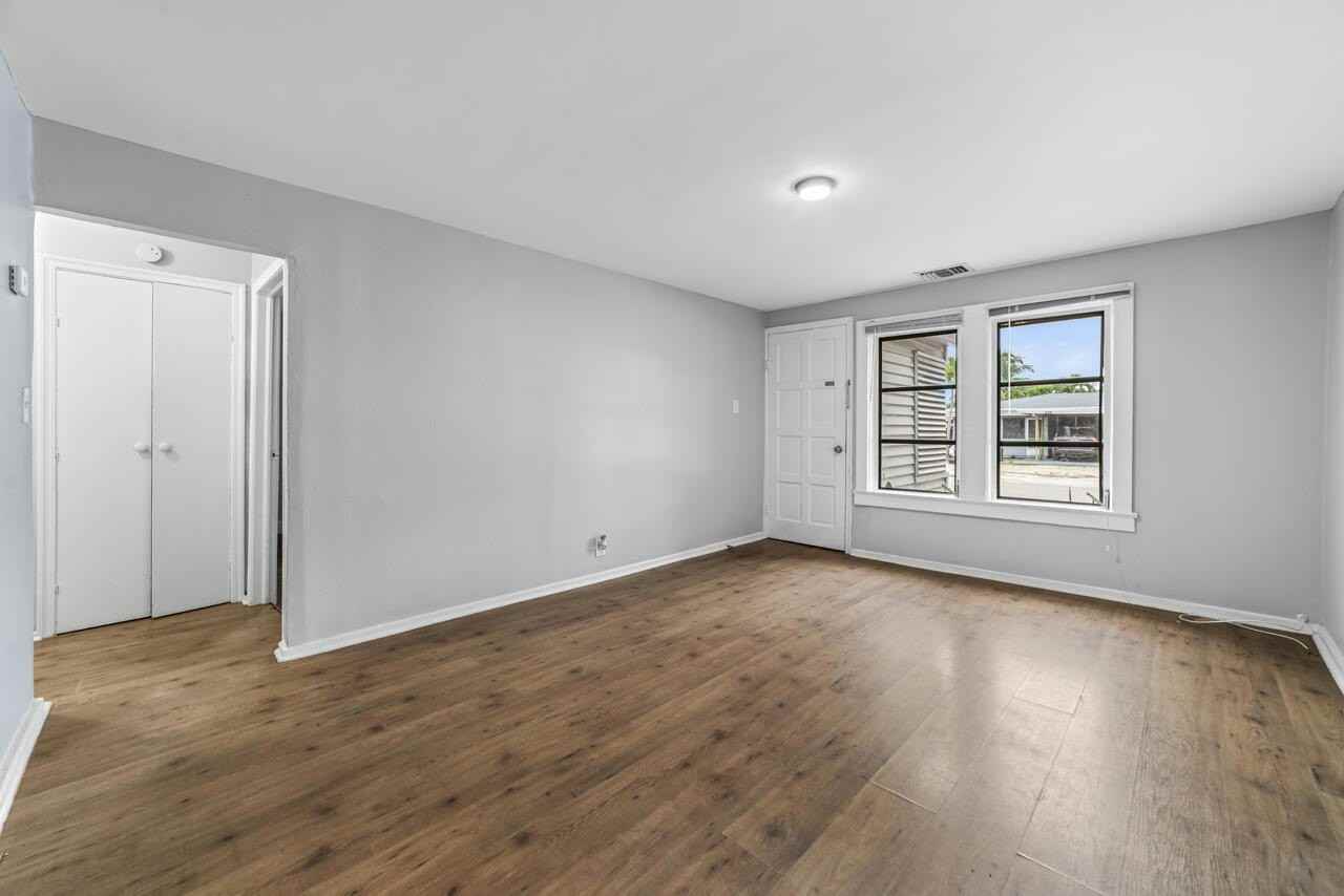 645 Ne 38th St #A - Photo 5 of 20