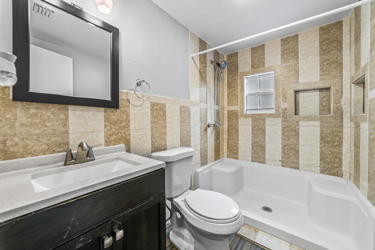 645 Ne 38th St #A - Photo 7 of 20