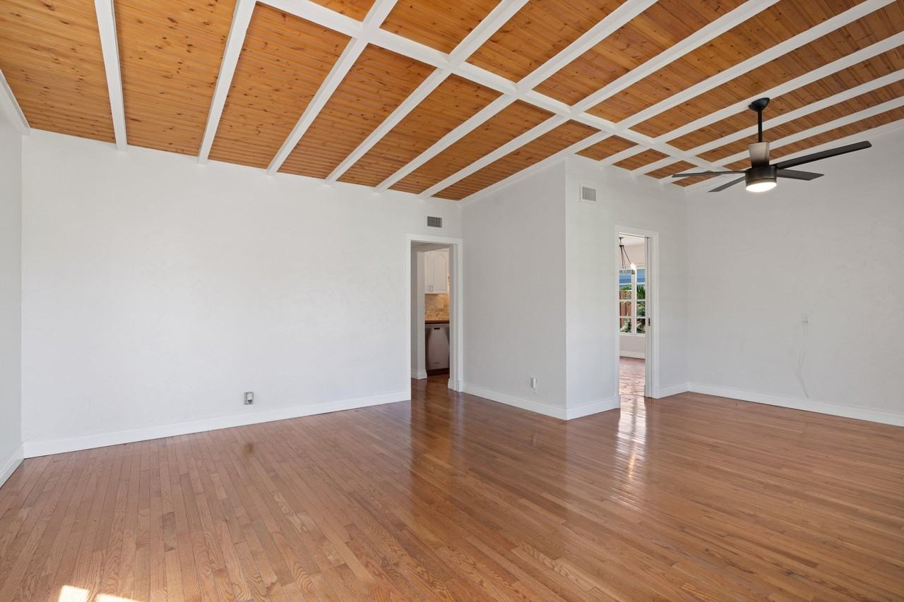 215 Columbia Dr - Photo 2 of 23