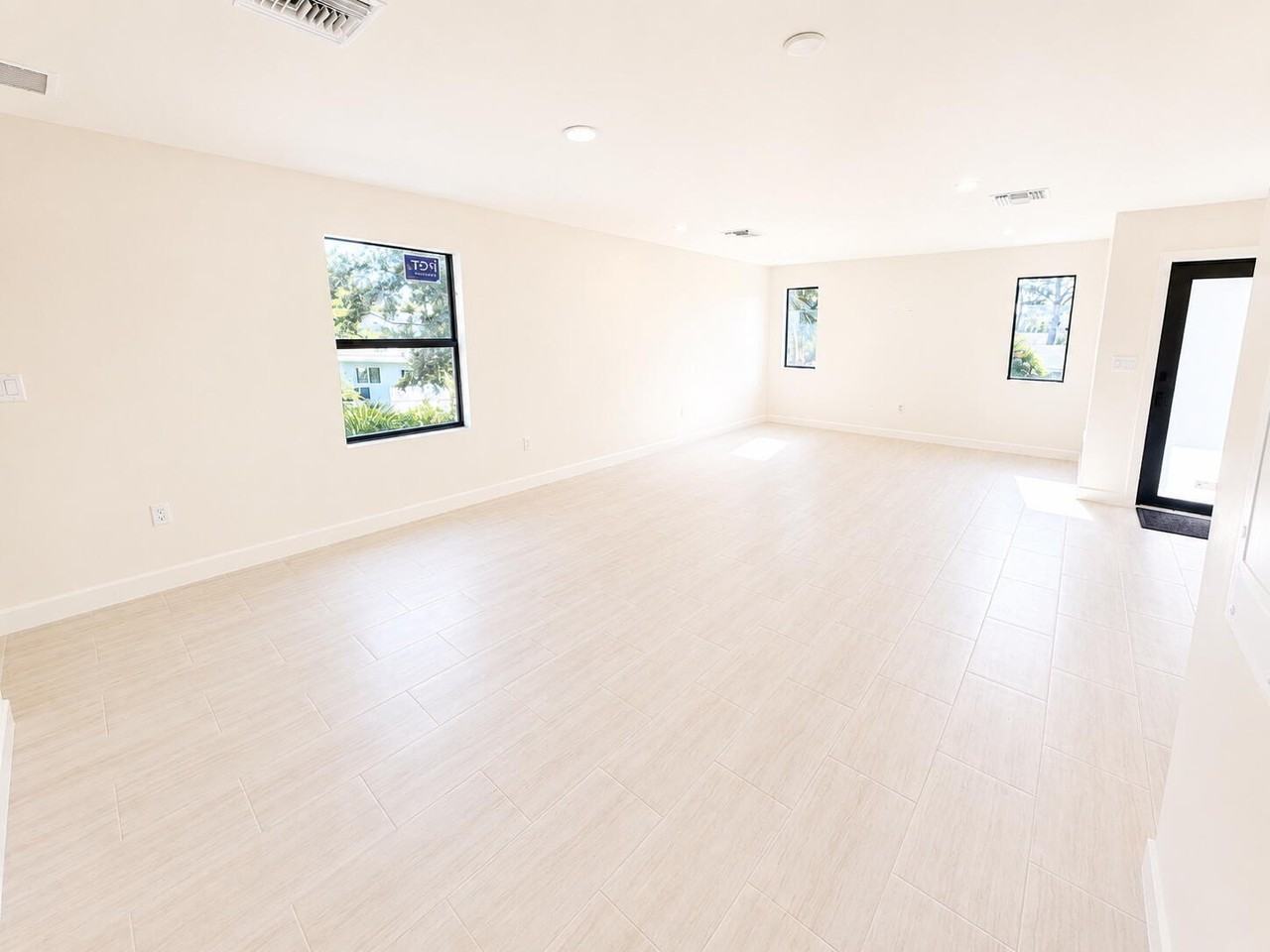 274 Se 9th Ave #3 - Photo 4 of 14