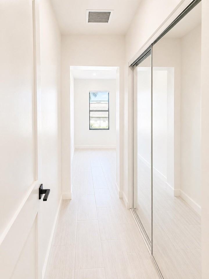 274 Se 9th Ave #3 - Photo 7 of 14
