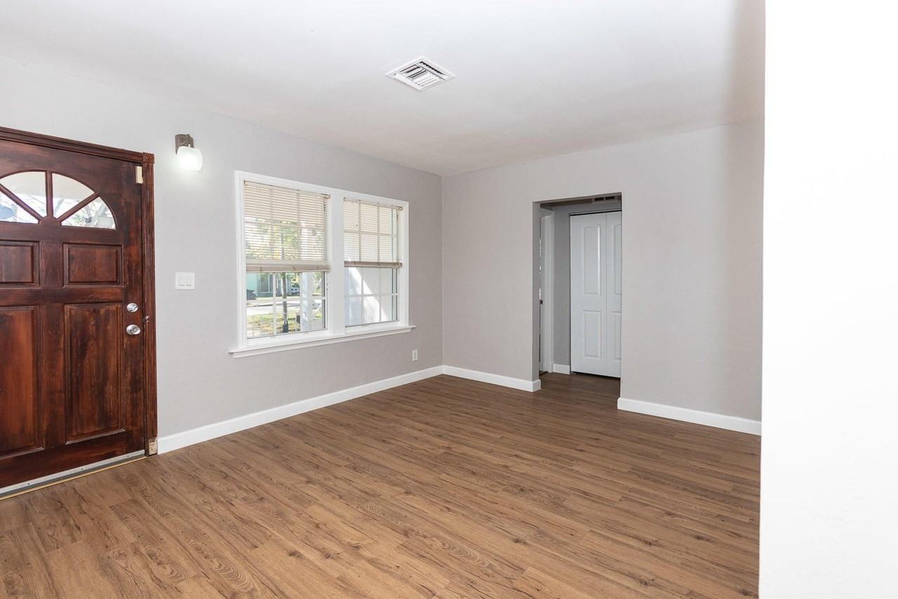 823 Se 3rd Ave - Photo 3 of 14