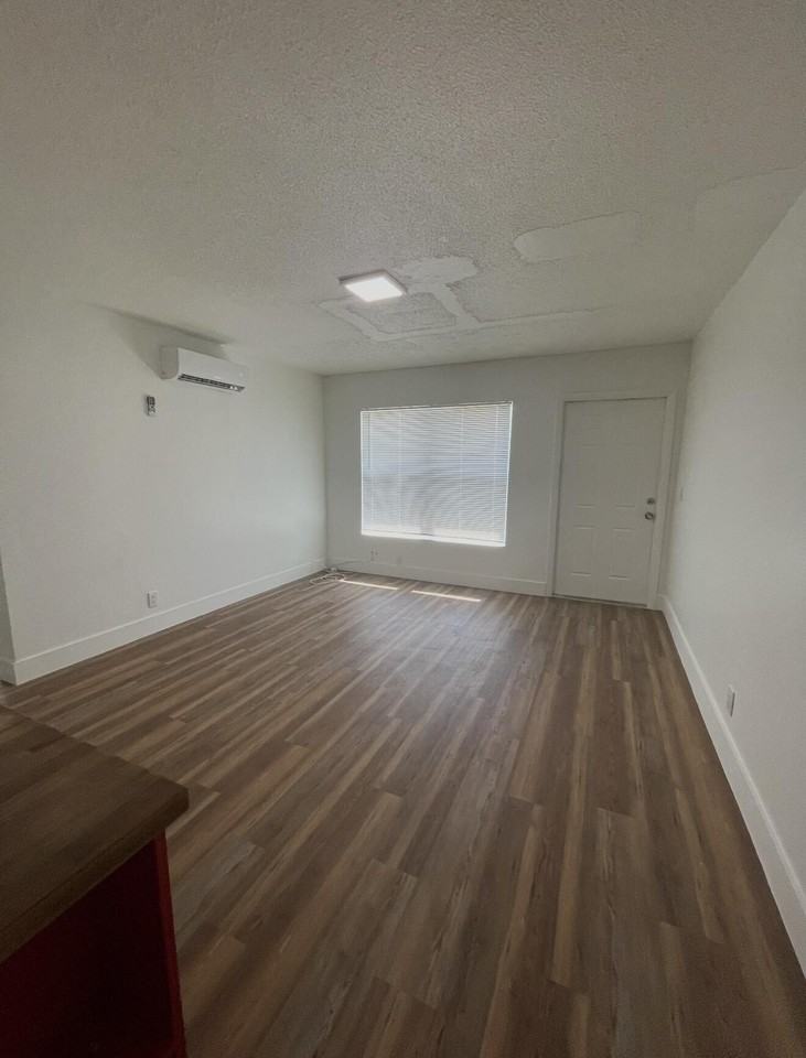 805 19th St - Photo 3 of 10