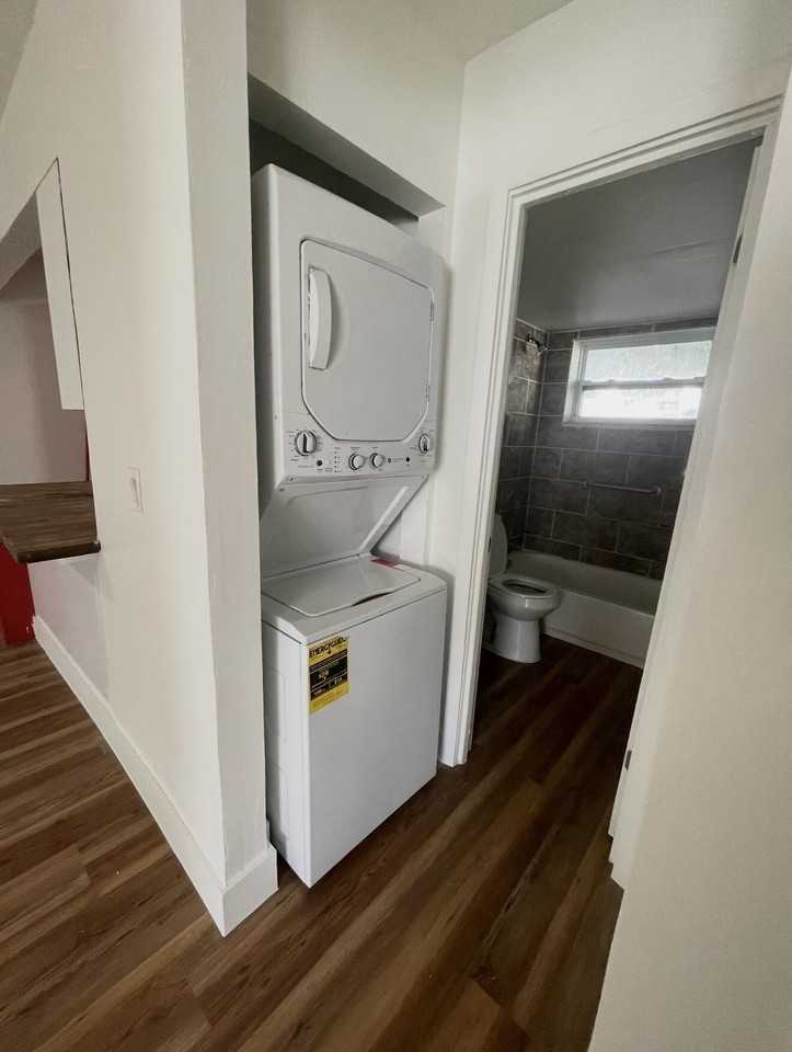 805 19th St - Photo 5 of 10