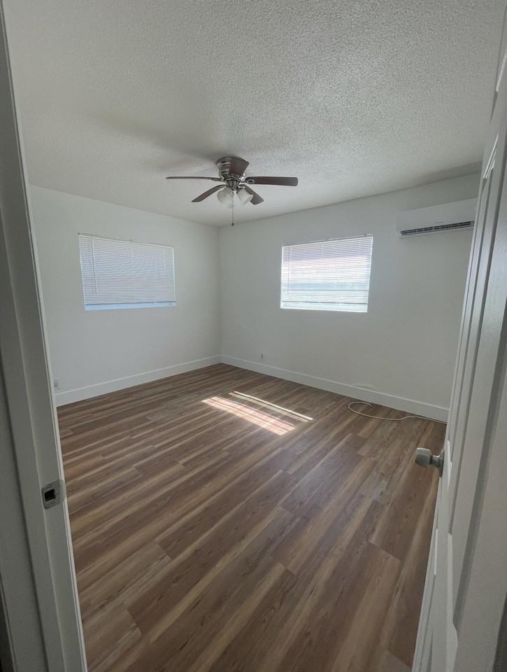 805 19th St - Photo 7 of 10