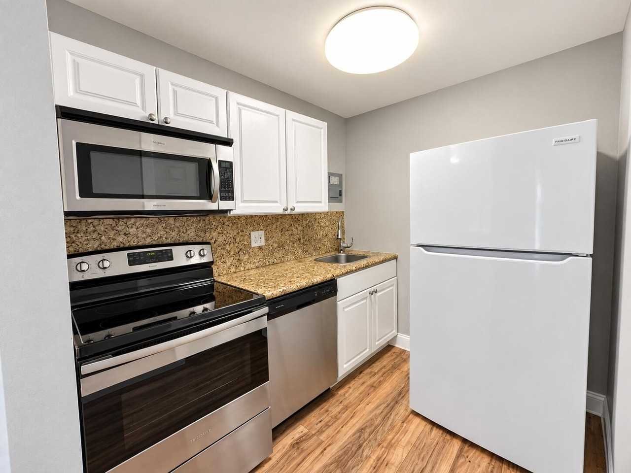 32 Lake Osborne Dr #9 - Photo 3 of 13