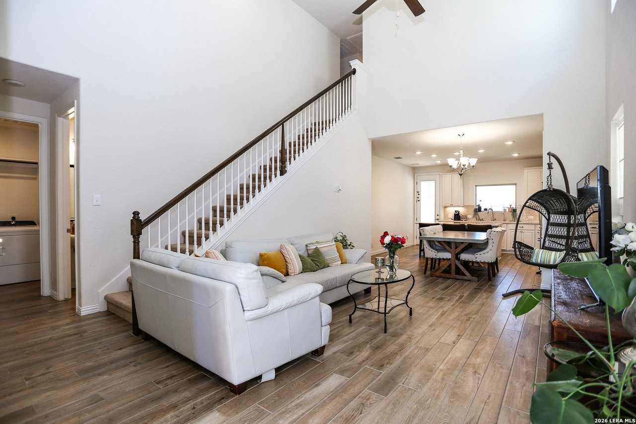 2046 Egret Ave - Photo 4 of 31