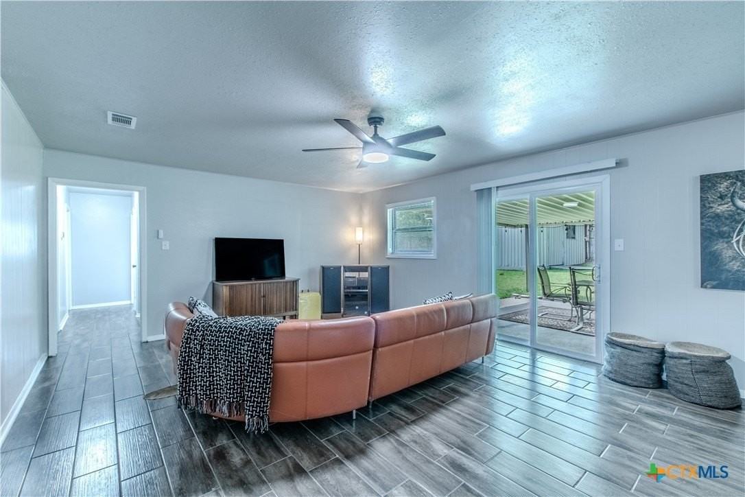 213 E Upshaw Ave - Photo 4 of 14