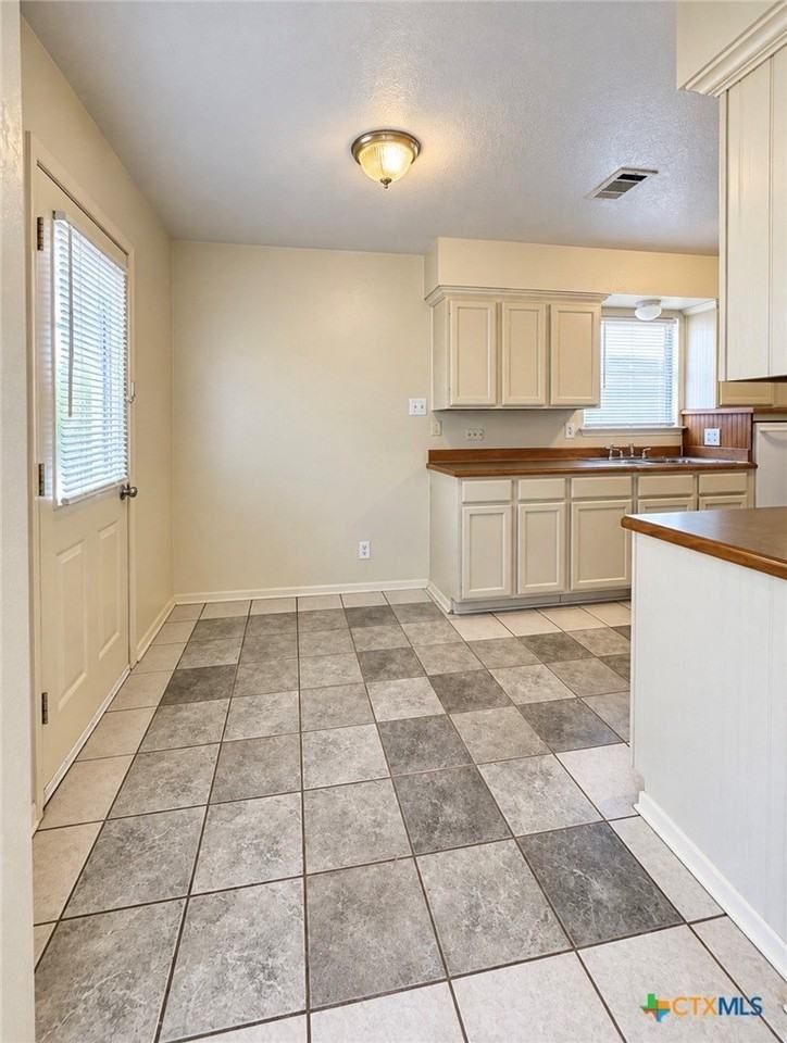 2204 Lazy Ridge Dr - Photo 7 of 16