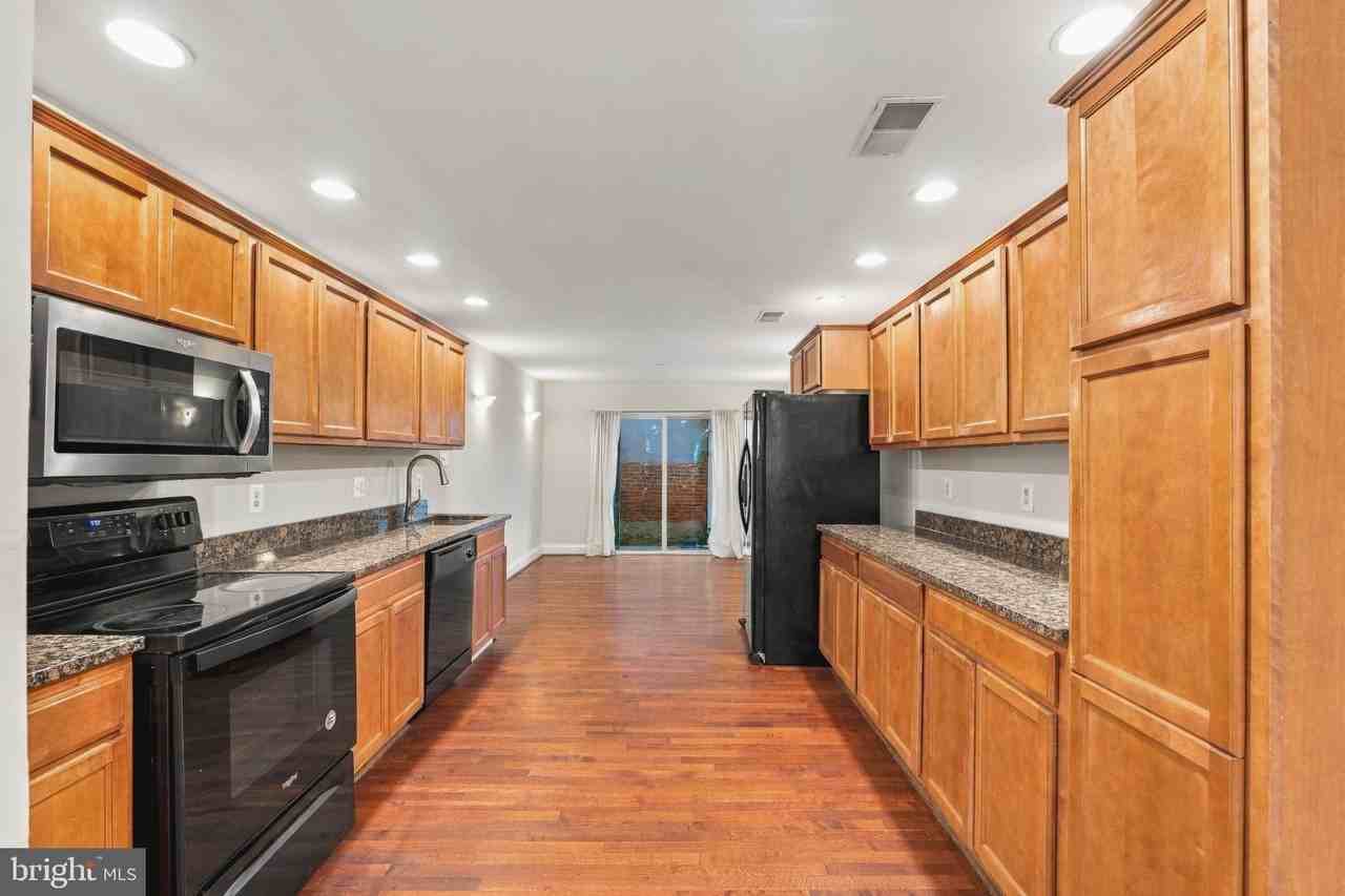 1811 E Pratt St - Photo 6 of 36