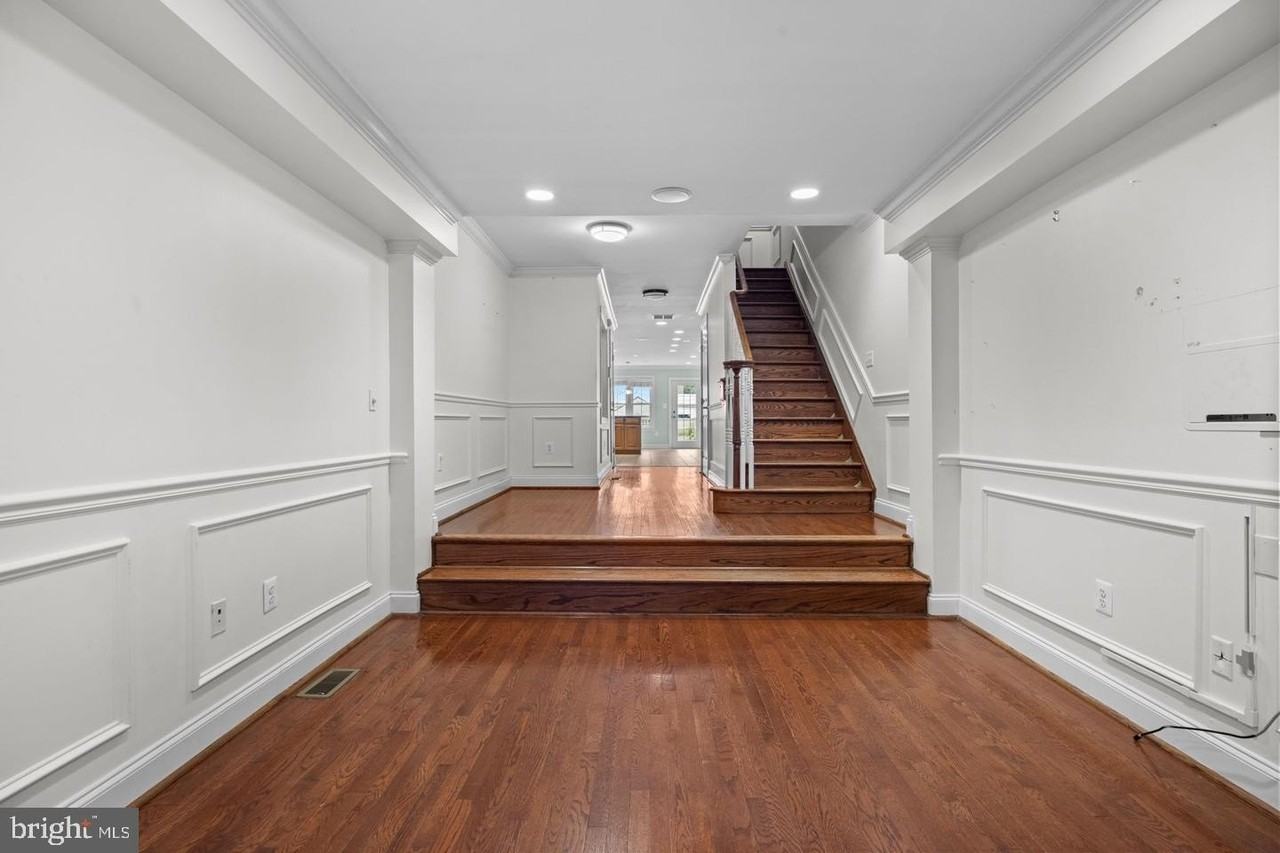 1933 Fleet St - Photo 5 of 50