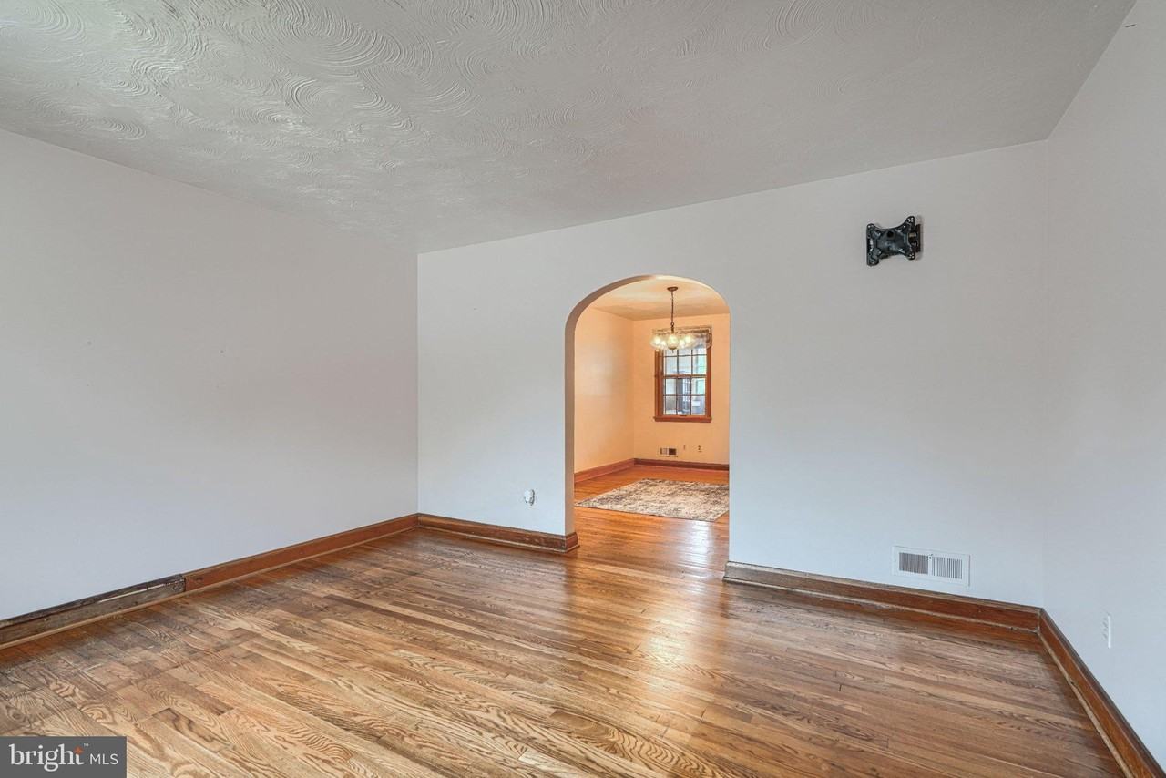 8446 Loch Raven Blvd - Photo 5 of 39