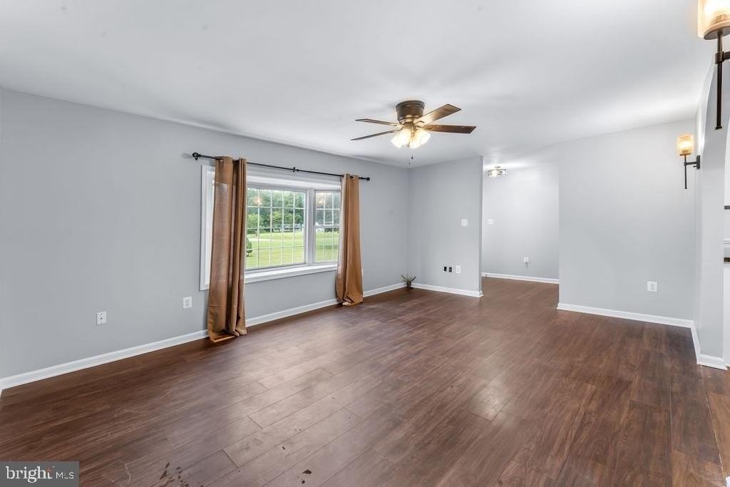 5285 Stowe Ln - Photo 5 of 33