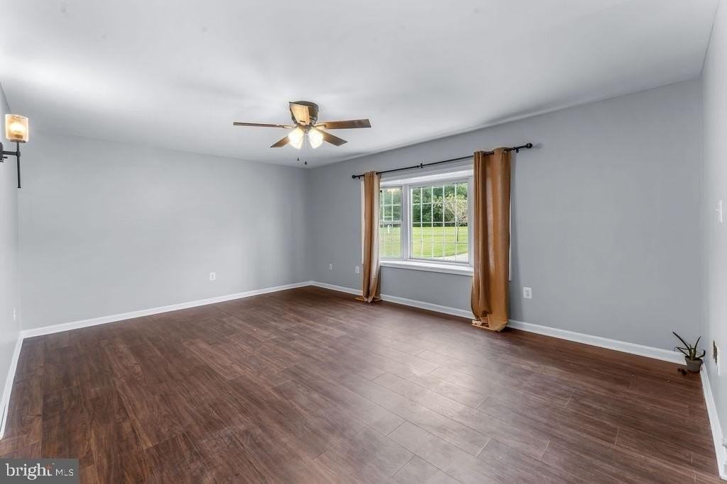 5285 Stowe Ln - Photo 6 of 33
