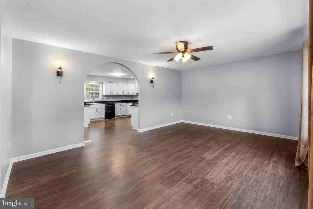 5285 Stowe Ln - Photo 7 of 33