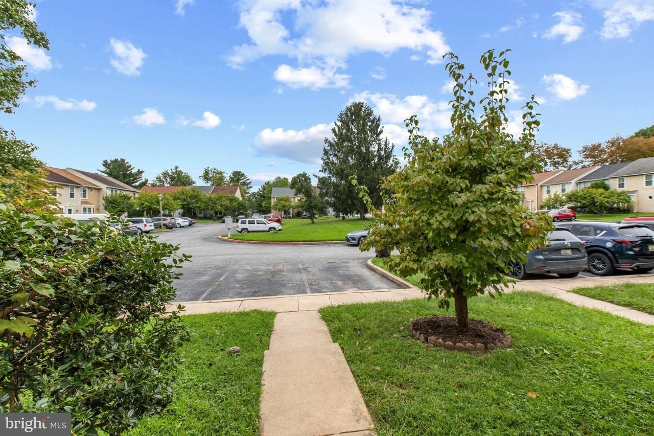 1215 Independence Sq - Photo 3 of 38