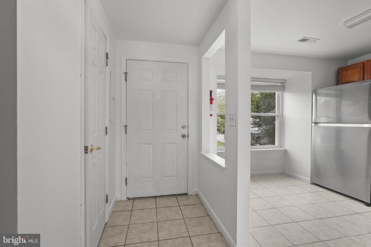 1215 Independence Sq - Photo 5 of 38