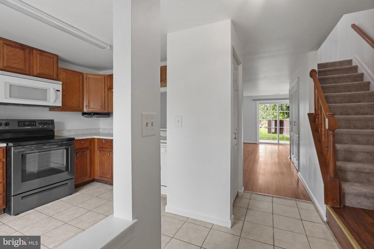 1215 Independence Sq - Photo 6 of 38