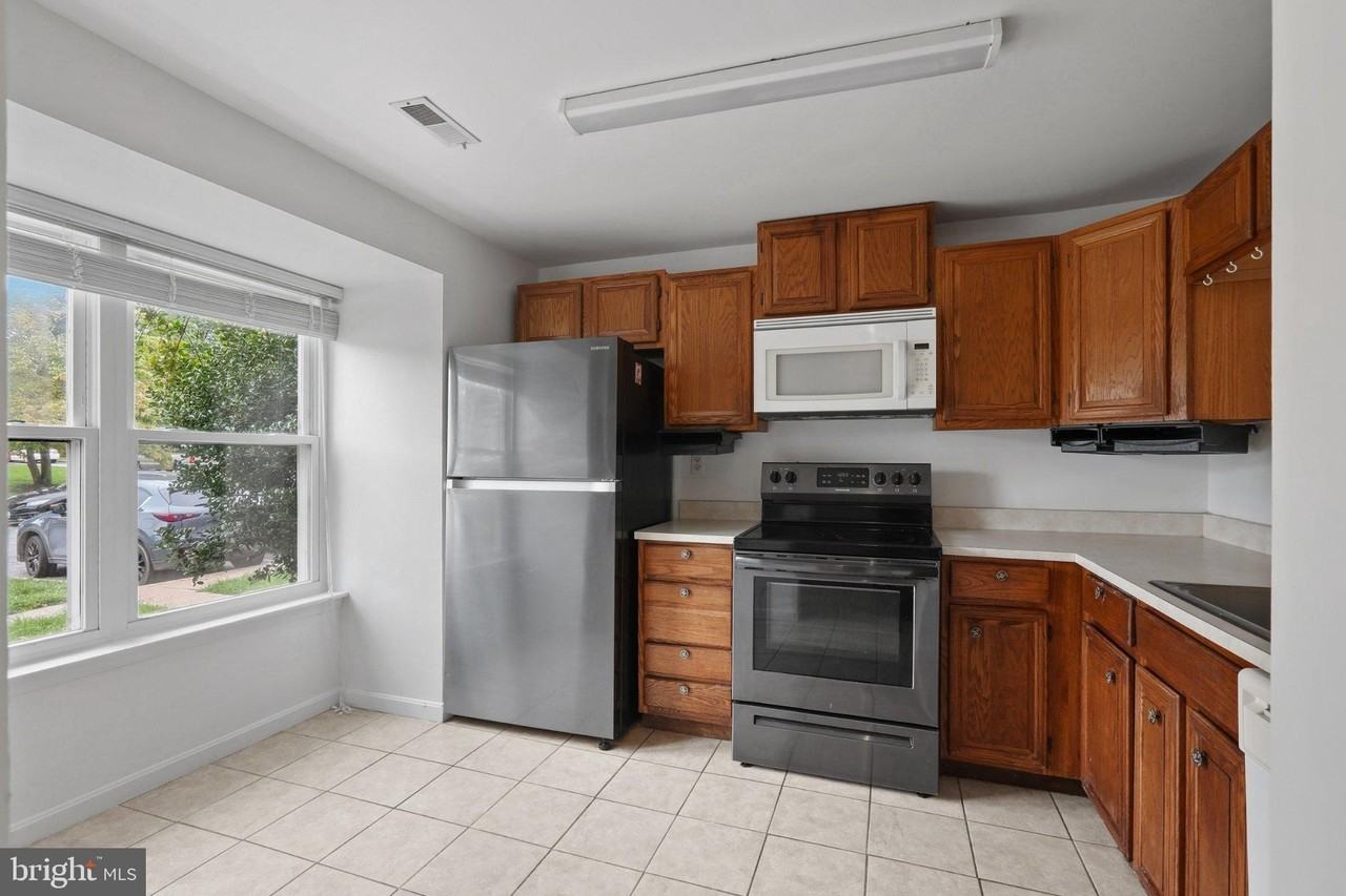 1215 Independence Sq - Photo 7 of 38