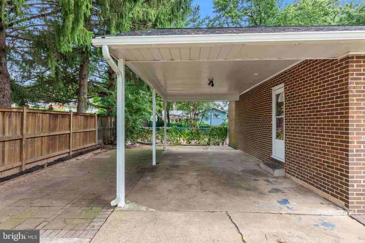 1402 Mullins St - Photo 4 of 48