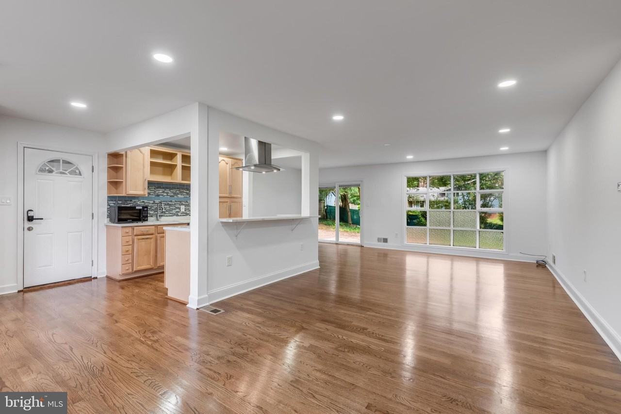 1402 Mullins St - Photo 5 of 48