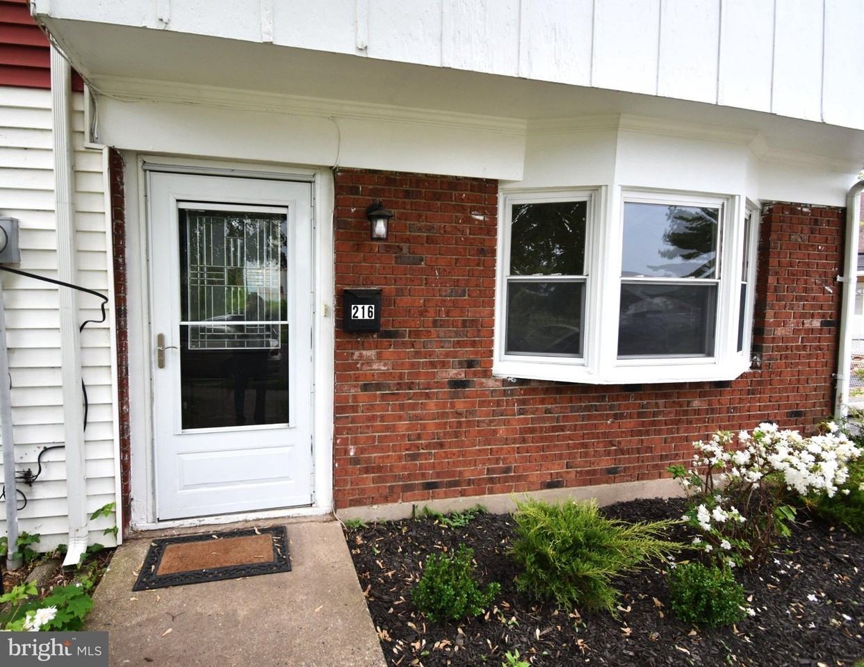 216 E Pearl St - Photo 2 of 20