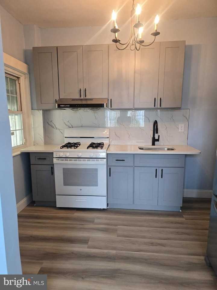 4202 Tyson Ave - Photo 4 of 7