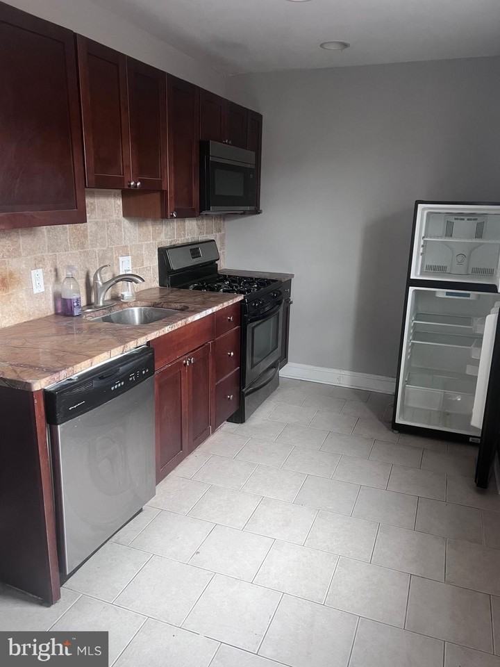 2151 S Hicks St - Photo 3 of 7