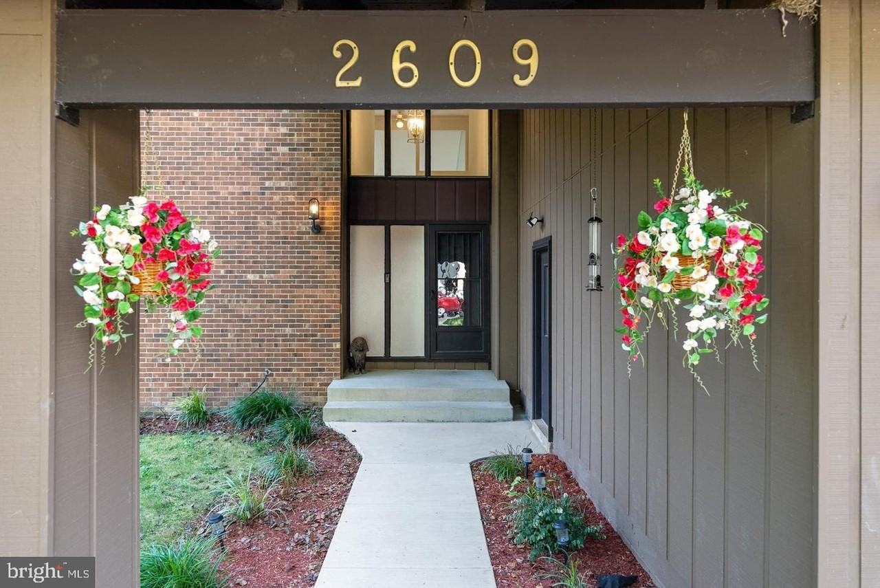 2609 Woodfern Ct - Photo 4 of 50