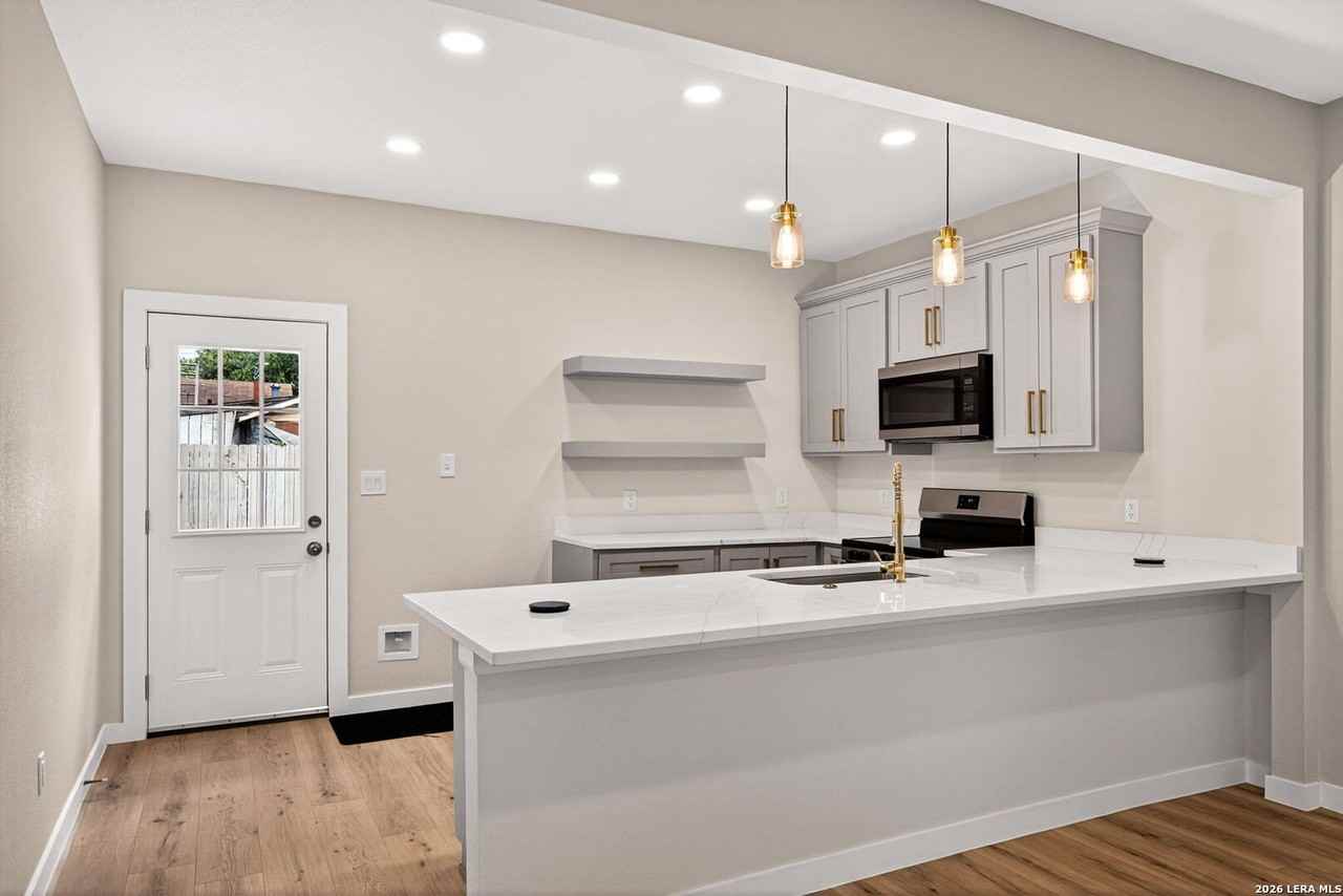 631 E Mistletoe Ave - Photo 4 of 32