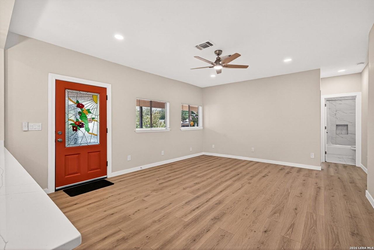 631 E Mistletoe Ave - Photo 5 of 32