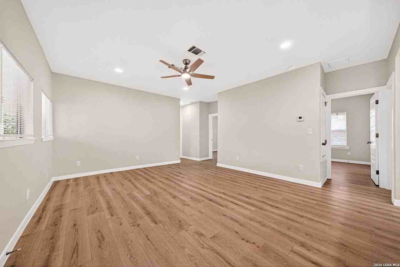 631 E Mistletoe Ave - Photo 6 of 32