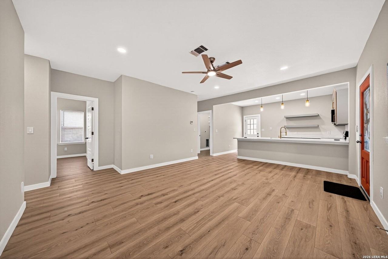 631 E Mistletoe Ave - Photo 7 of 32