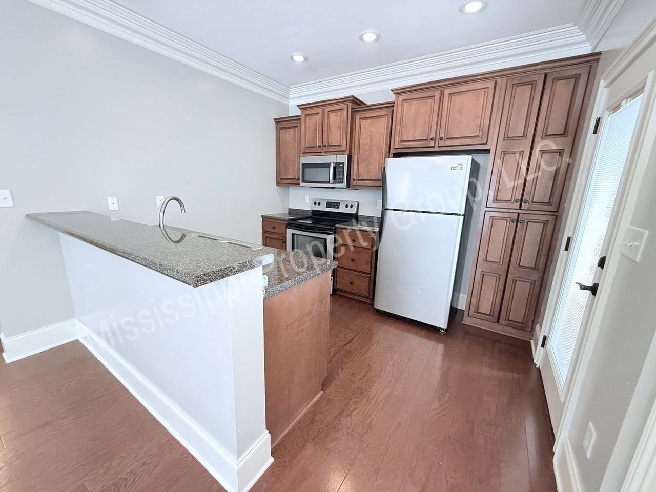 135 Falls Grove Dr - Photo 4 of 22