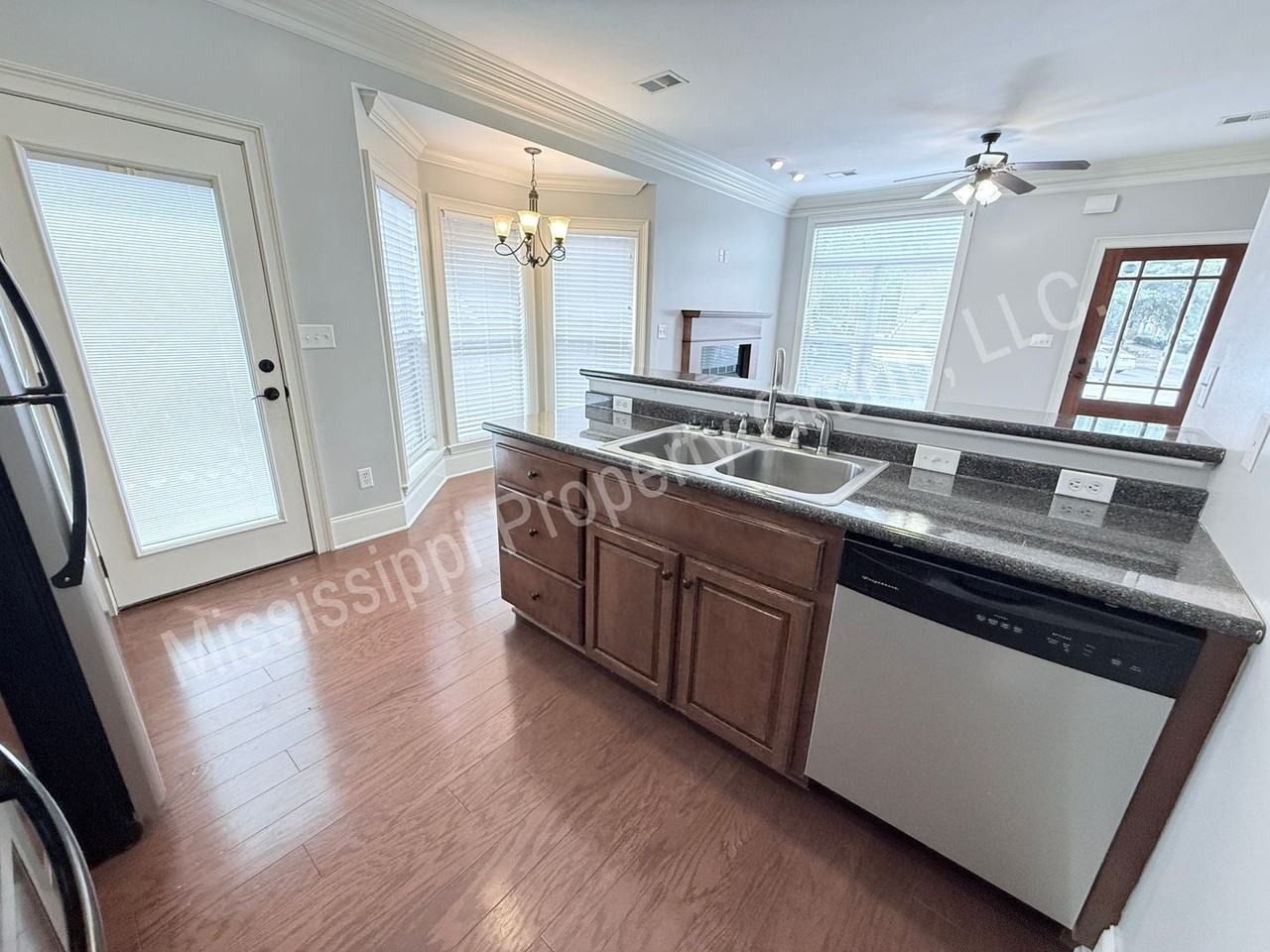135 Falls Grove Dr - Photo 5 of 22