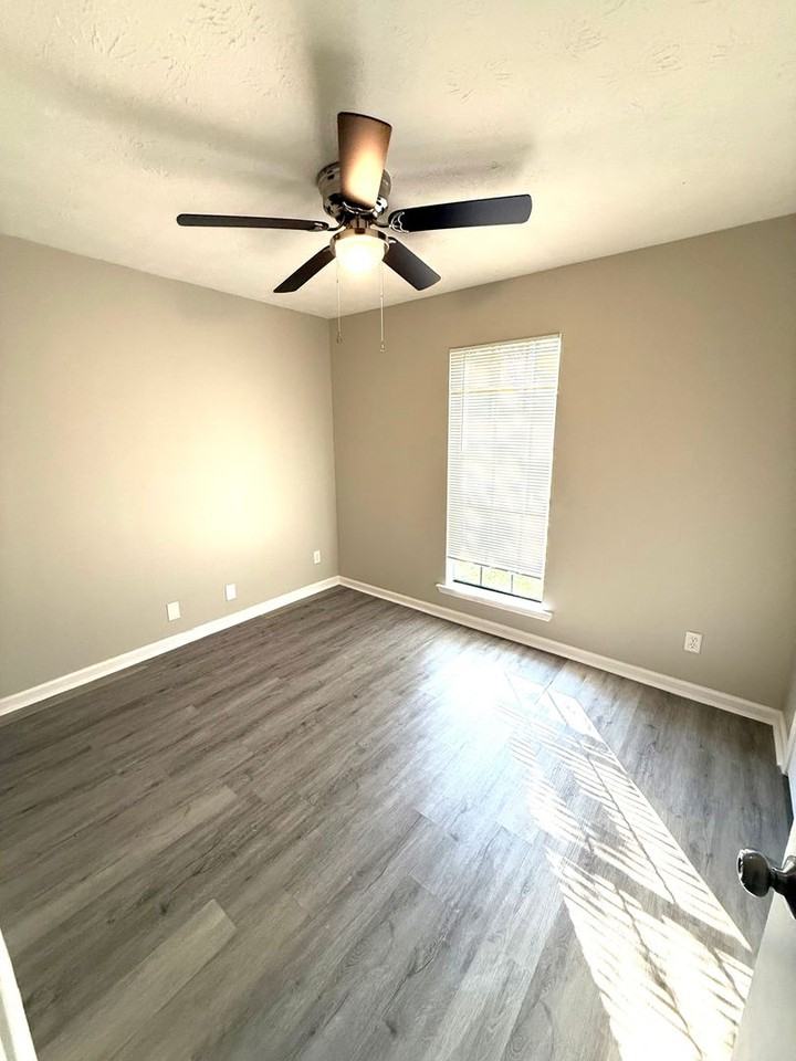 1025 N Burbank Dr - Photo 7 of 15